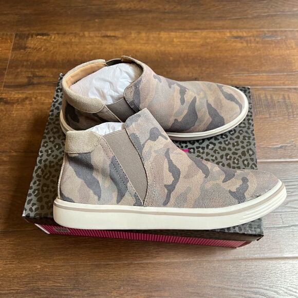 Me Too camo ankle booties - Picture 2 of 11